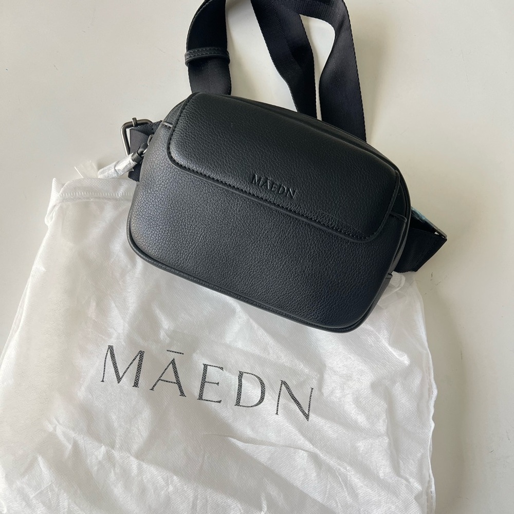 Maedn Anywhere Belt Bag in black